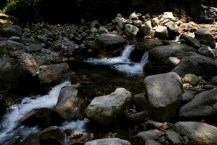 山间溪流穿石而过