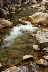 山间溪流潺潺过石间