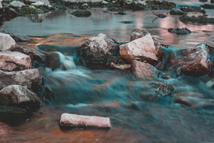 山间溪流中的多彩石块