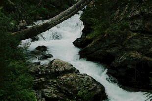 山间湍急溪流穿岩石