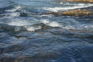 海浪翻涌的蓝色水域