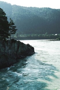 河畔山景 水波荡漾