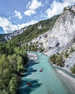 山间碧河美景