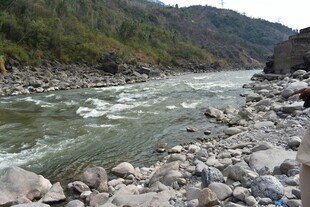 山间湍急河流与岸边岩石