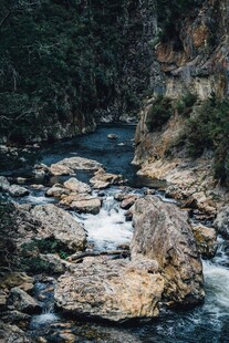 山间溪流中的嶙峋怪石