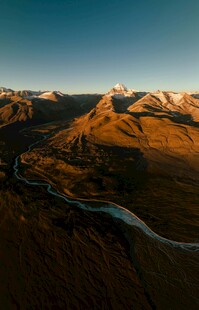 壮丽山河间蜿蜒河流美景