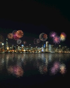 城市夜空绚烂烟花倒影