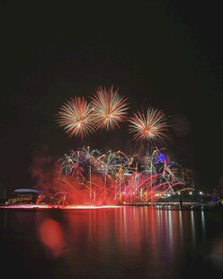湖面烟花夜景绚丽绽放
