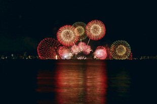 海上绚烂烟花夜景