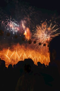 夜空下绚烂的烟花与火焰