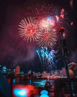 城市河畔绚烂烟花夜景