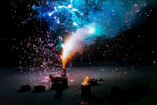 梦幻烟花绽放夜空瞬间