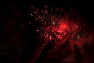 夜空中绚烂的红色烟花