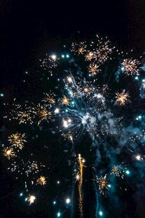 夜空中绚烂的烟花绽放