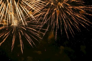 夜空中绚烂的金色烟花