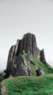 巍峨青山绿意盎然
