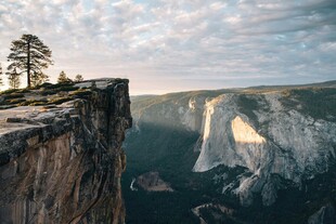 悬崖边壮丽山景