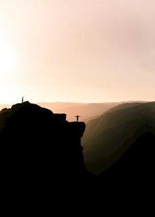 夕阳下的山峦剪影