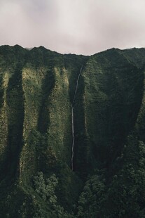 翠绿山峦云雾缭绕美景