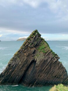 海上孤峰岩石景观