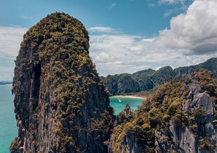 海上奇峰美景
