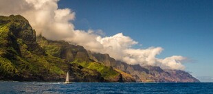 海上帆船与壮丽山景