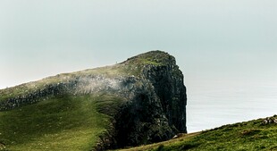 云雾缭绕的翠绿山峰