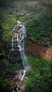 山间瀑布美景