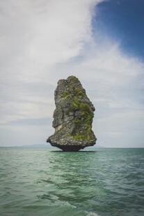 海中孤岩美景