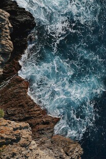 悬崖的蓝色海浪