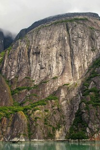 壮丽高山下的宁静水域