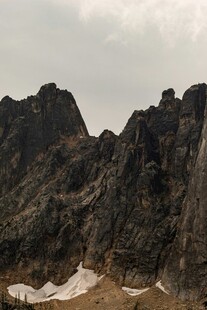 巍峨山峦下的白色帐篷