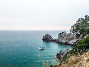 海边峭壁下的宁静海域