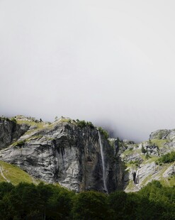 云雾缭绕的巍峨山峰
