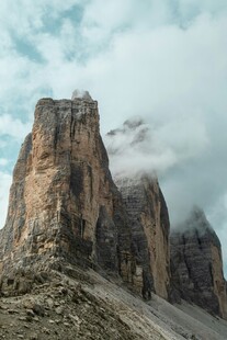 巍峨山峰云雾缭绕