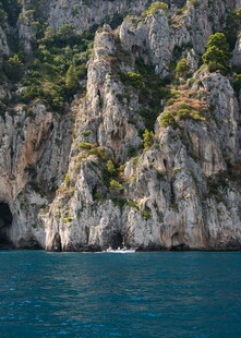 海岸边嶙峋岩石与碧蓝海水