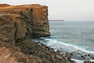 海岸边的壮丽悬崖景观