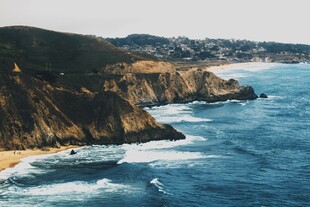碧海与嶙峋崖壁