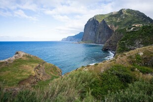 海岸边的青山与蔚蓝大海
