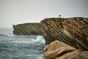 海岸边嶙峋岩石与海浪