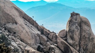巍峨山石间的壮阔景致