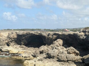 海边嶙峋岩石景观