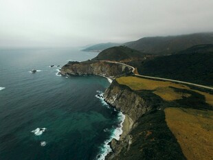俯瞰壮美海岸风光