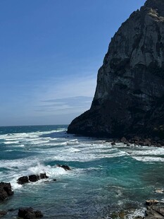 海边峻峭岩石与翻涌海浪