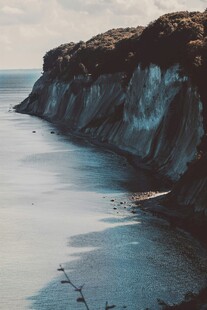 海岸边的壮丽悬崖景观