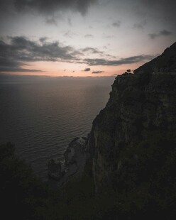 黄昏下的山海悬崖美景