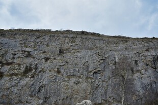 陡峭岩石山坡景象