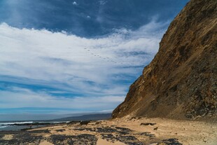 海岸边的壮丽悬崖景观