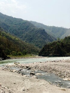 山间河流风景图