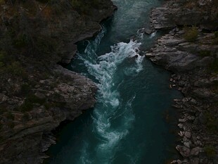 山间湍急溪流